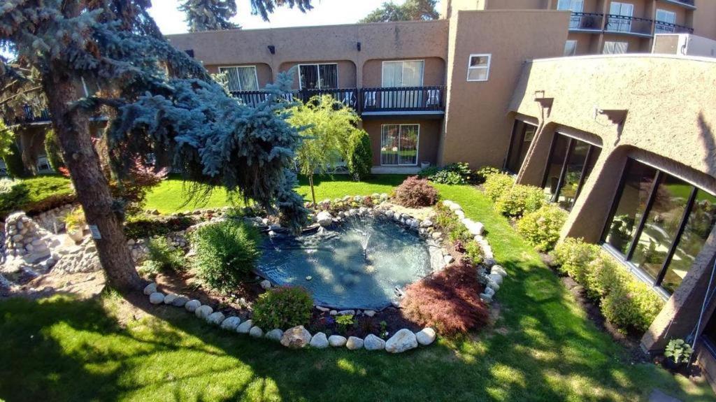 Riviera Village Green Hotel Complex Vernon Exterior photo